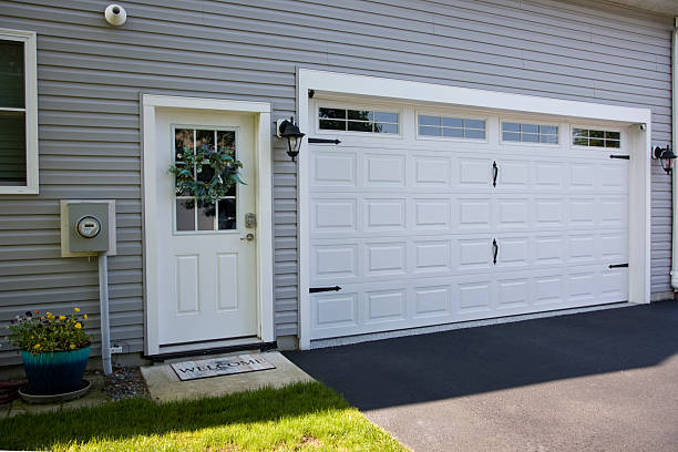 24/7 Emergency Garage Door Panel Replacement experts in Ashwaubenon, WI